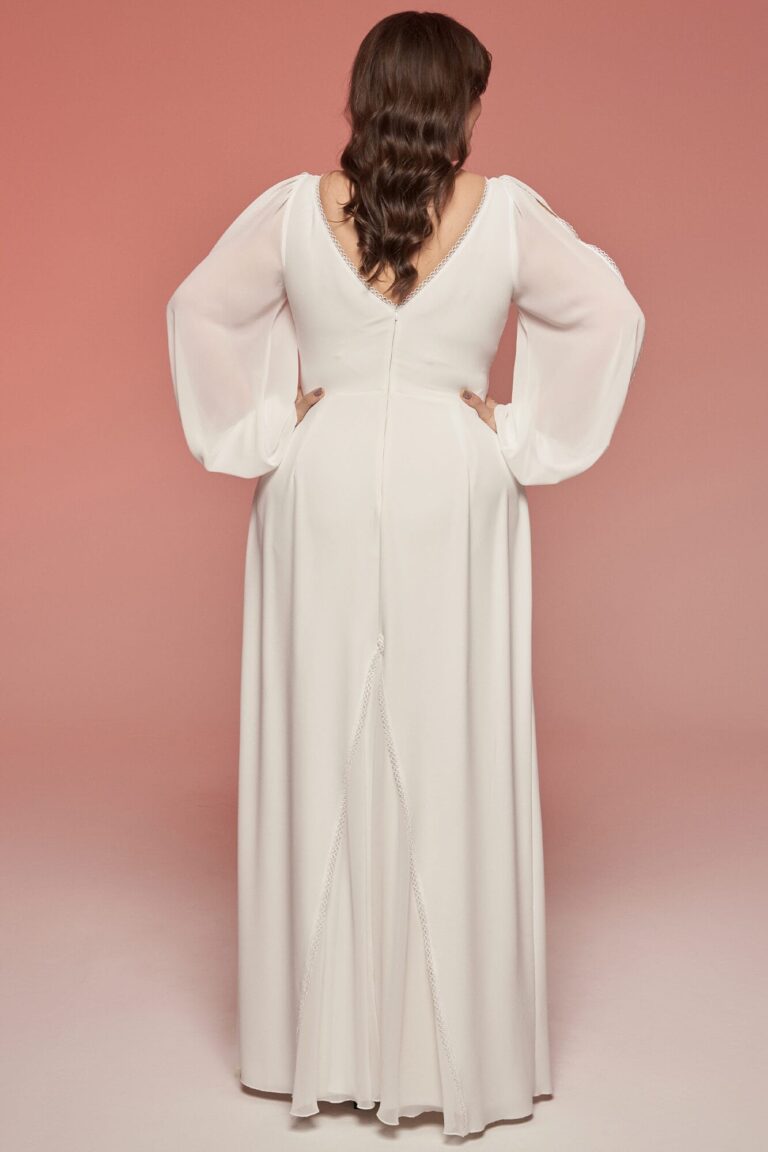 Suknia z długimi rękawami i dekoltem w serek widziana z tyłu.