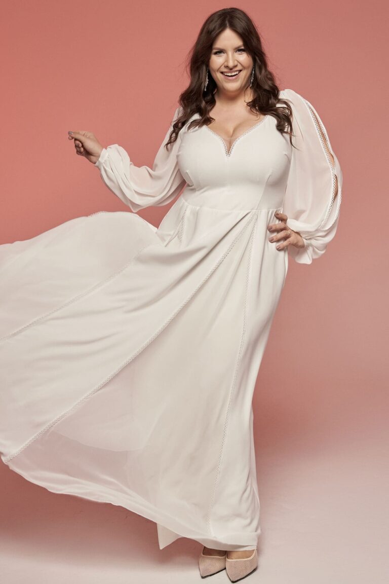 Suknia z długimi rękawami i dekoltem w kształcie litery V.