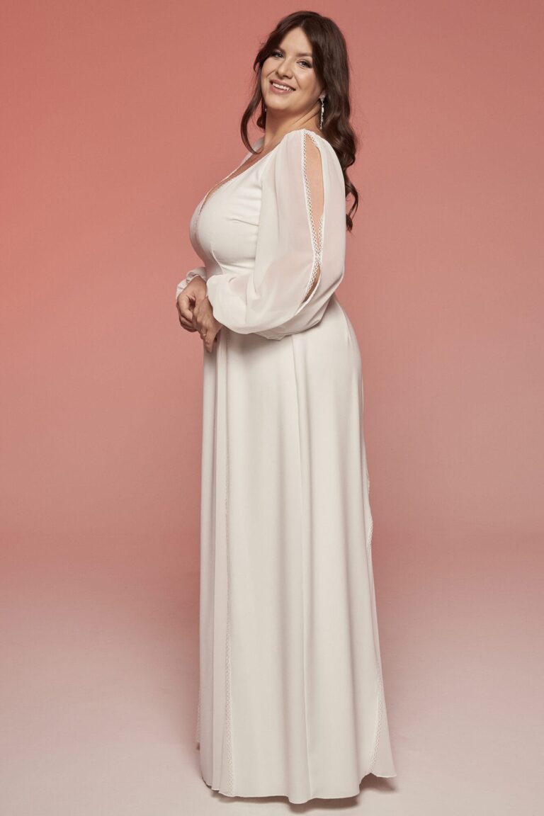 Suknia z długimi rękawami i dopasowanym krojem w białym kolorze.