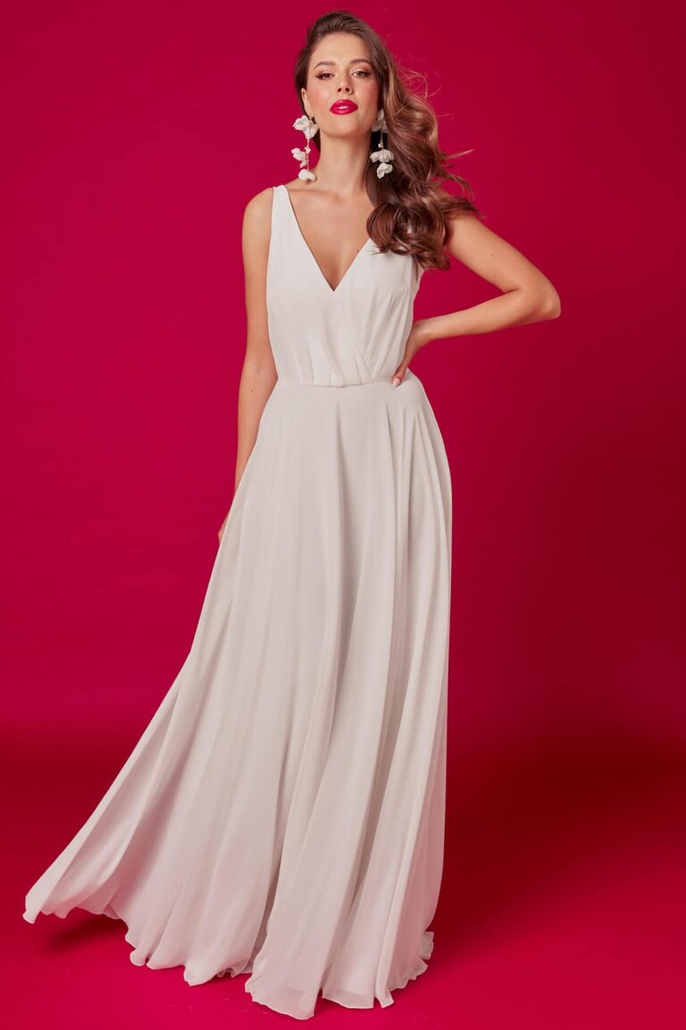 Suknia z dekoltem w serek i długim, luźnym dołem.