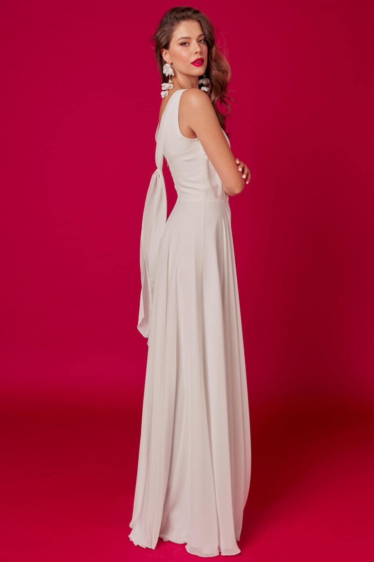 Suknia z odkrytymi plecami i długimi rękawami w kolorze jasnym.