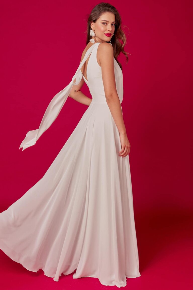 Suknia z dekoltem, odkrytymi plecami i długim rozkloszowanym dołem.