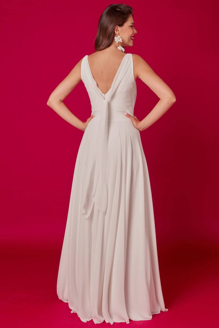 Suknia z odkrytymi plecami i długim krojem, widoczna z tyłu.