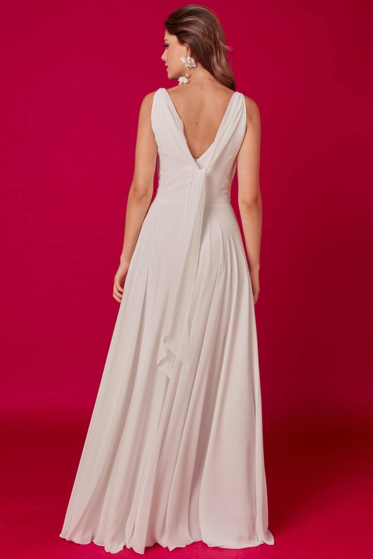 Suknia z odkrytymi plecami i rozkloszowanym dołem.