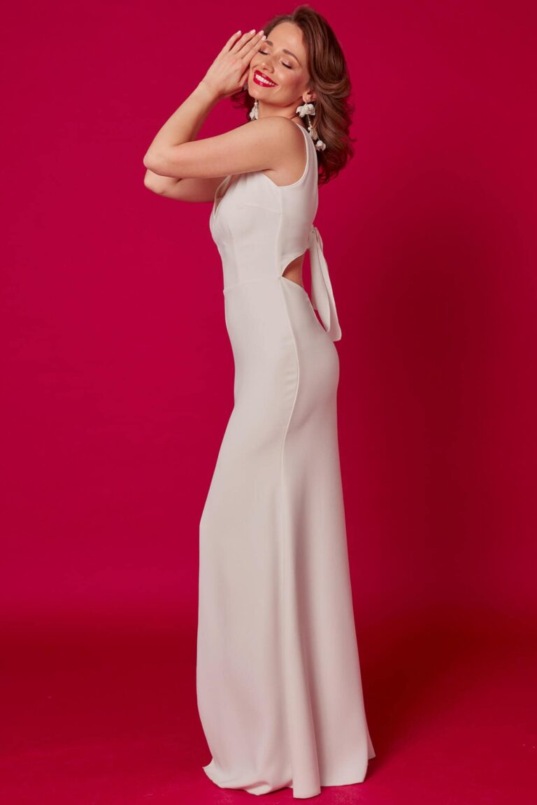 Suknia z odkrytymi plecami i cienkimi ramiączkami.