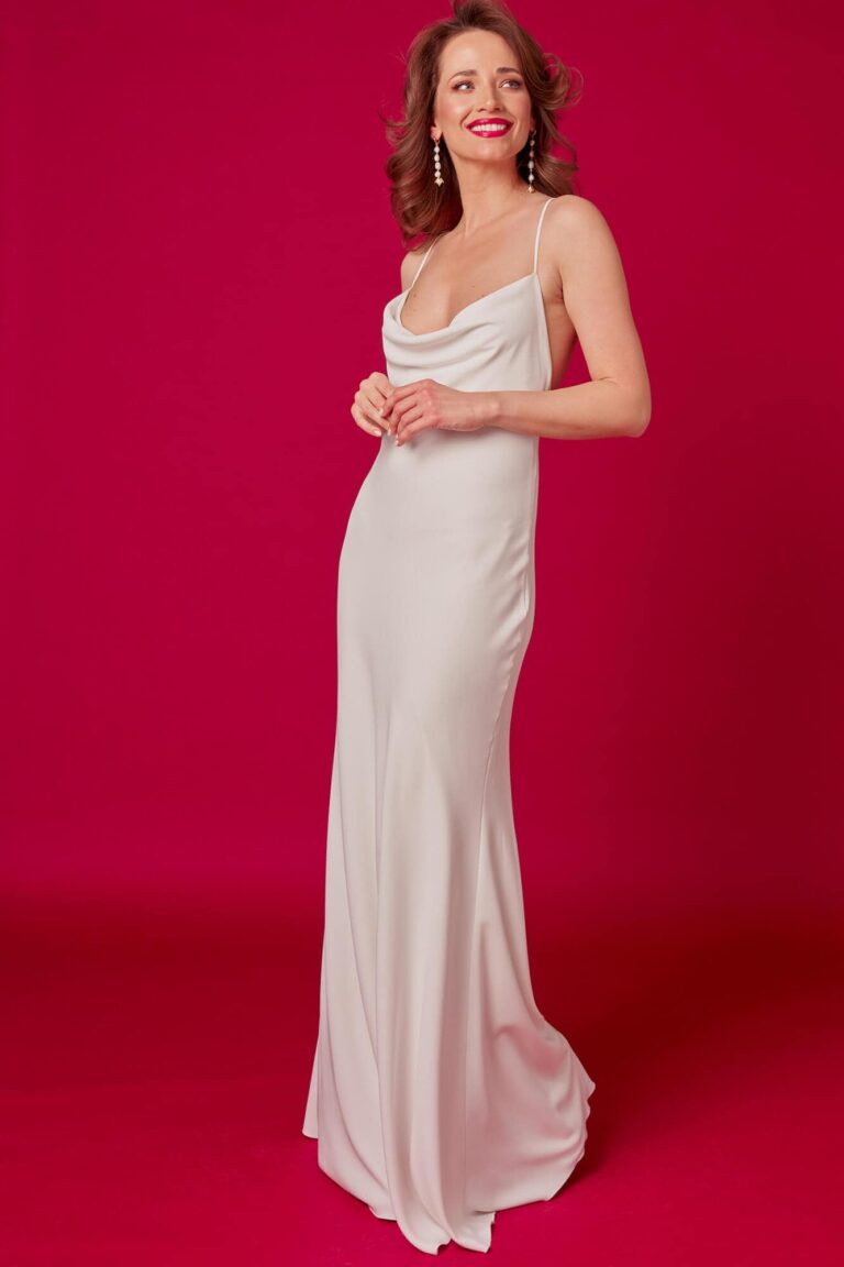 Suknia z dekoltem w serek i dopasowanym krojem, wykonana z gładkiego materiału.