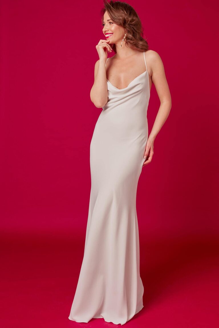 Suknia z dekoltem w serek i dopasowanym fasonem, widoczna z przodu.