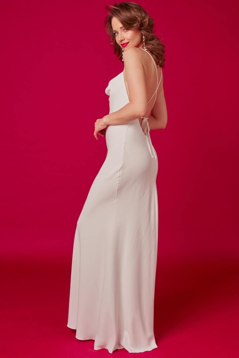 Suknia z odkrytymi plecami i prostym krojem.