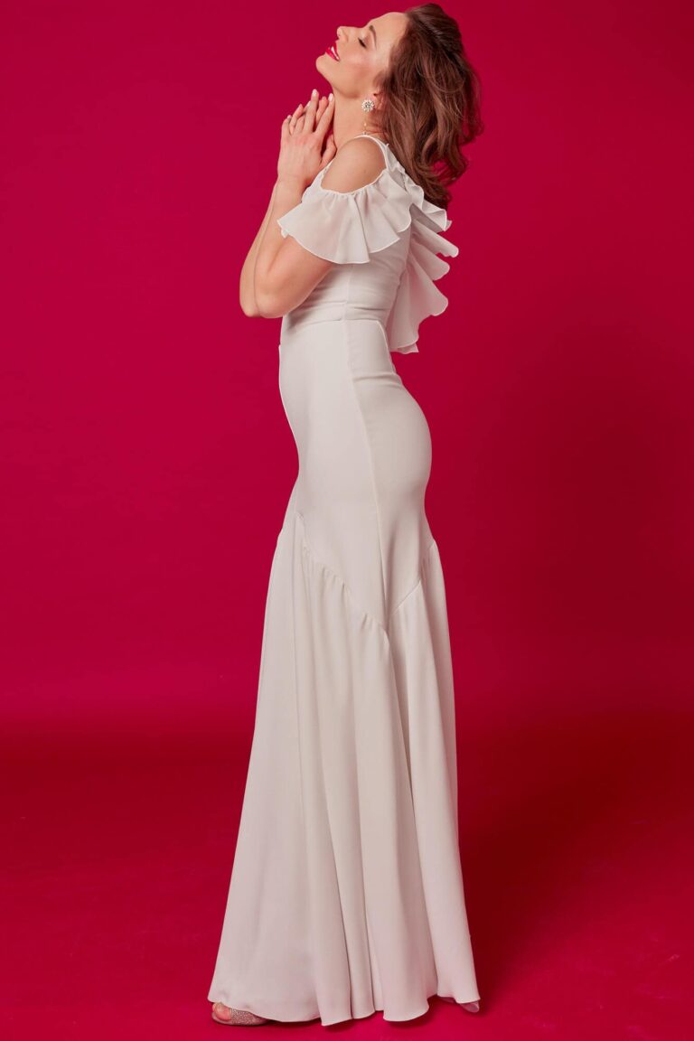 Suknia z falbaniastymi rękawami i dopasowanym krojem w jasnym kolorze.