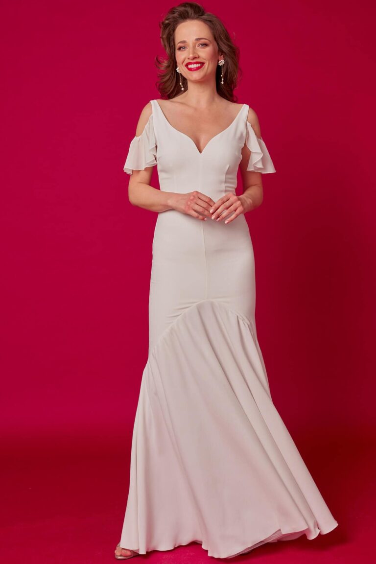 Suknia z dekoltem w serek i krótkimi rękawami, dopasowana w talii.