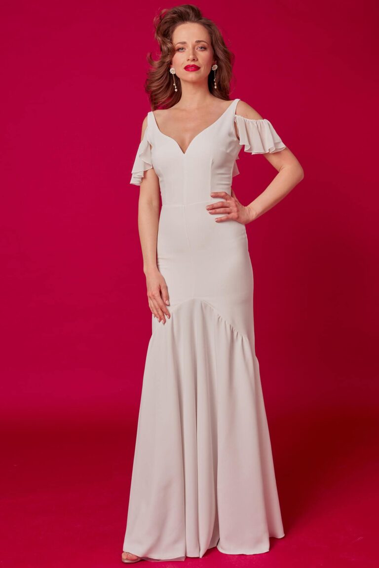 Suknia z odkrytymi ramionami i dopasowanym krojem oraz rozkloszowanym dołem.