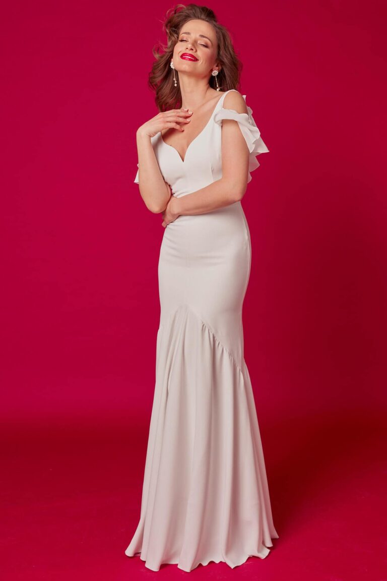 Suknia z dekoltem w serek i falbaniastymi rękawami, dopasowana do sylwetki.