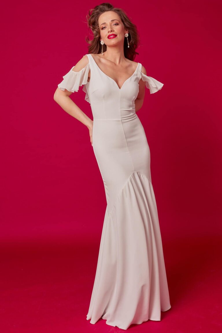 Suknia z dekoltem w kształcie litery V i krótkimi rękawami.