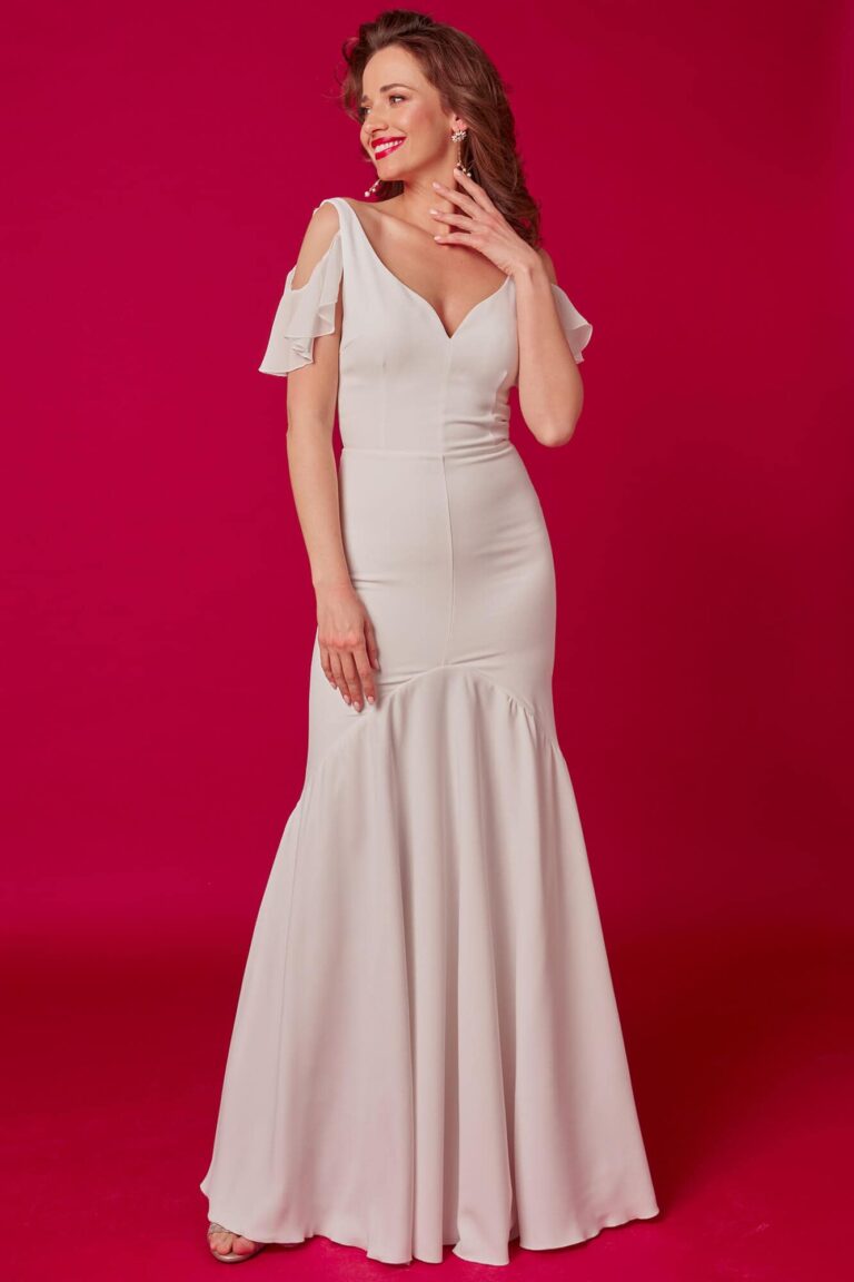 Suknia z dekoltem w serek, rozkloszowanym dołem i krótkimi rękawami.