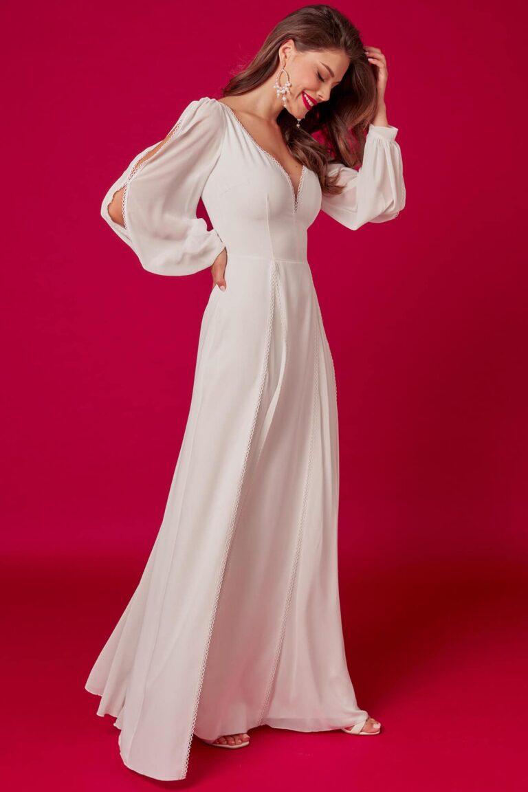 Suknia z długimi rękawami i dekoltem w kształcie litery V.