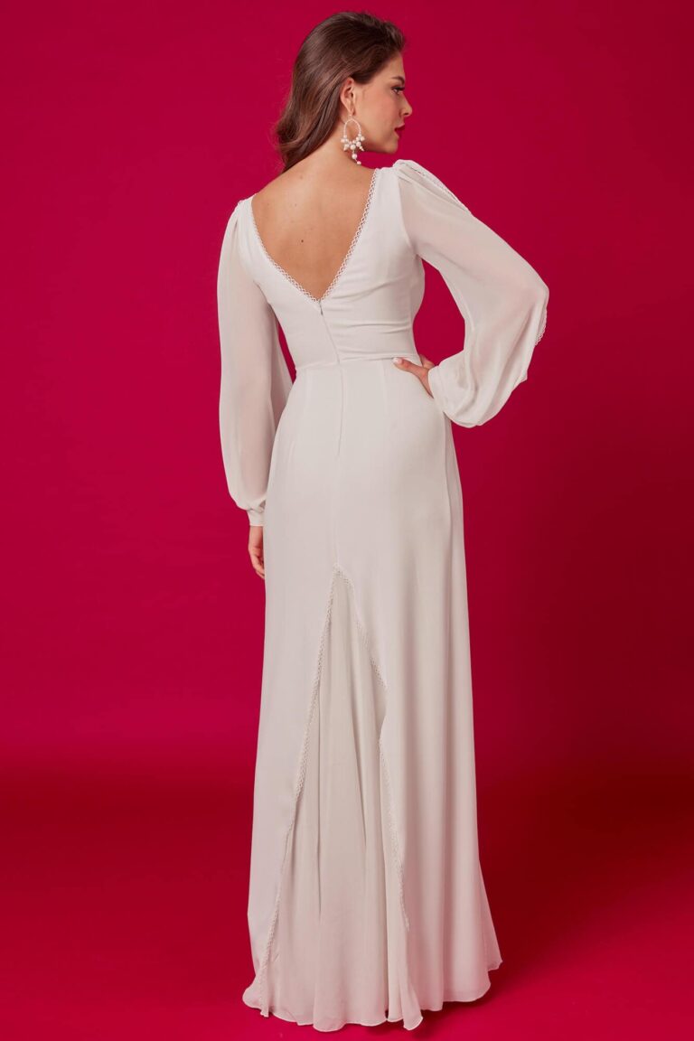 Suknia z odkrytymi plecami i długimi rękawami.