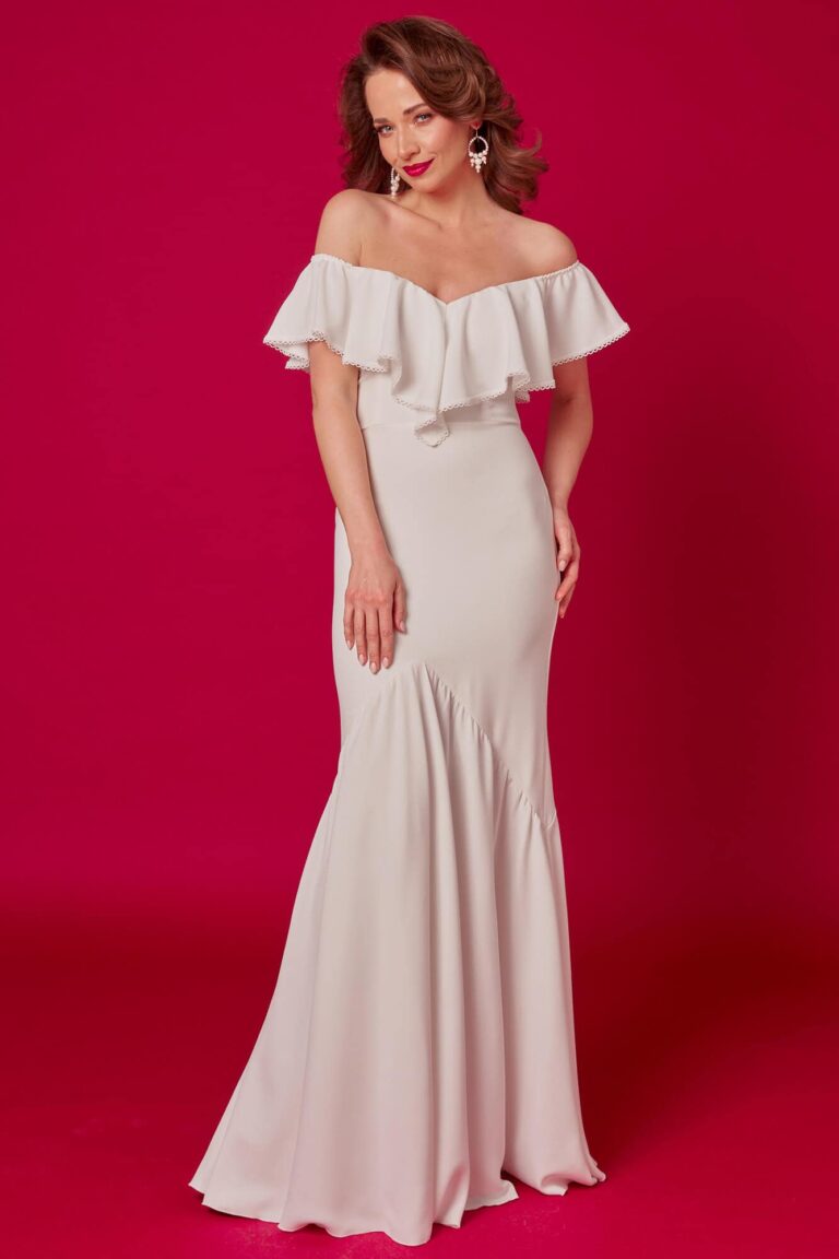 Suknia z odkrytymi ramionami, falbanami i dopasowanym krojem.