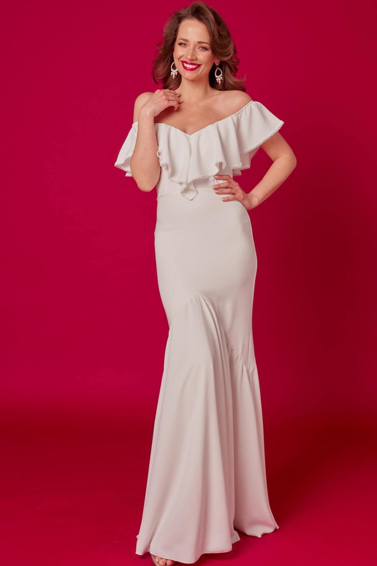 Suknia z odkrytymi ramionami i falbaną oraz dopasowanym krojem.