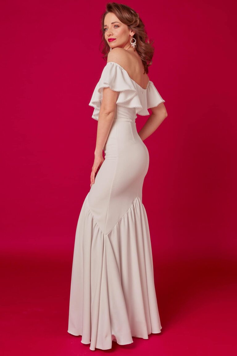 Suknia z odkrytymi plecami i falbanami na rękawach w kolorze jasnym.