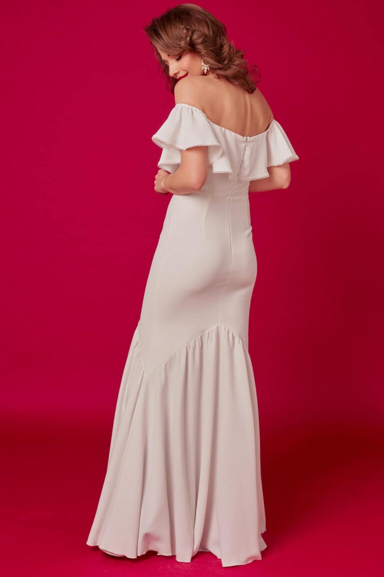 Suknia z odkrytymi plecami i falbanami na ramionach, rozkloszowana u dołu.