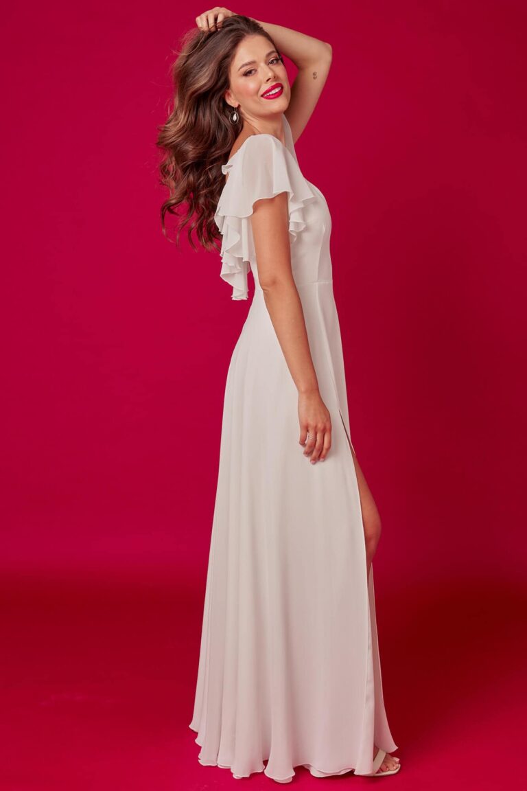 Suknia z krótkimi rękawami i rozkloszowanym dołem w jasnym kolorze.