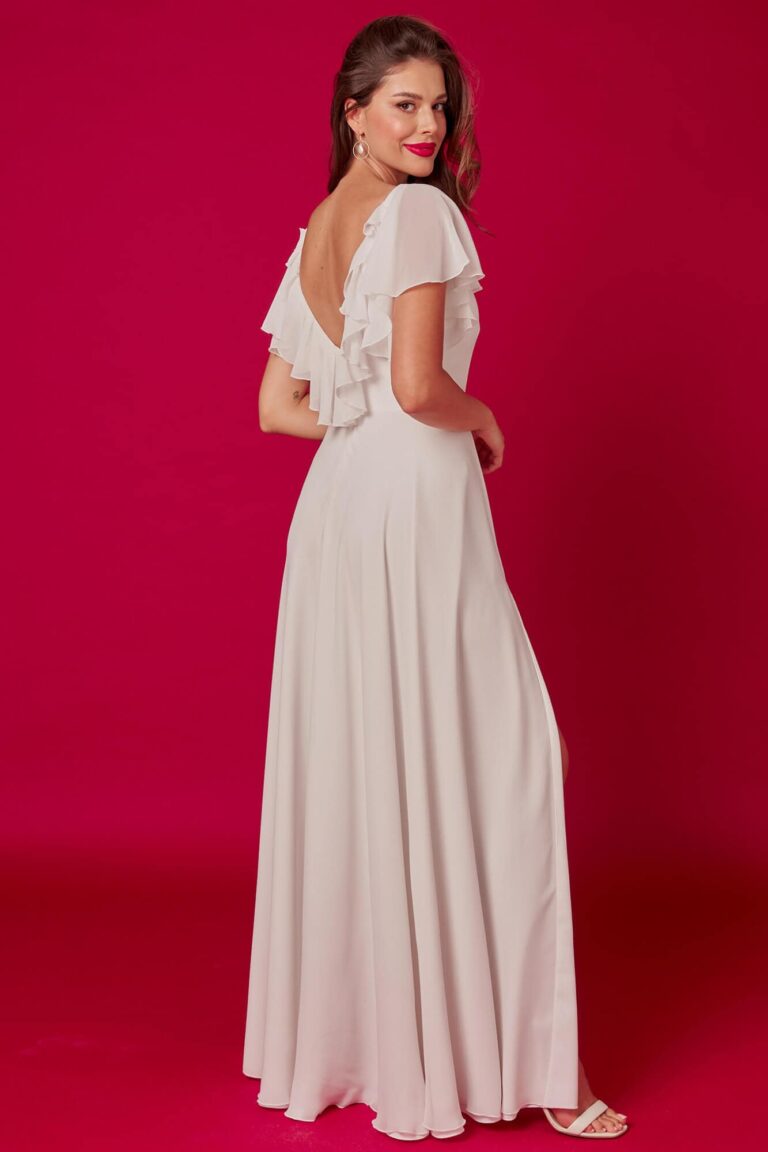 Suknia z odkrytymi plecami i krótkimi rękawami w jasnym kolorze.