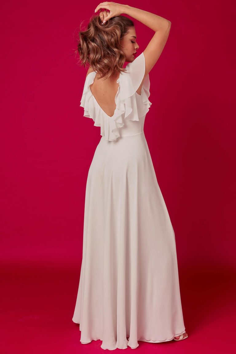 Suknia z odkrytymi plecami, falbaniastymi rękawami i rozkloszowanym dołem.