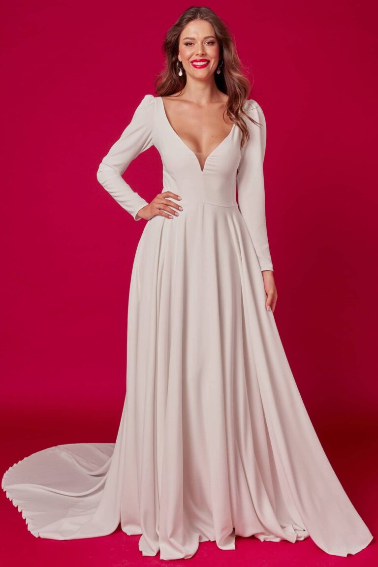 Suknia z długimi rękawami i dekoltem w kształcie litery V oraz trenem.