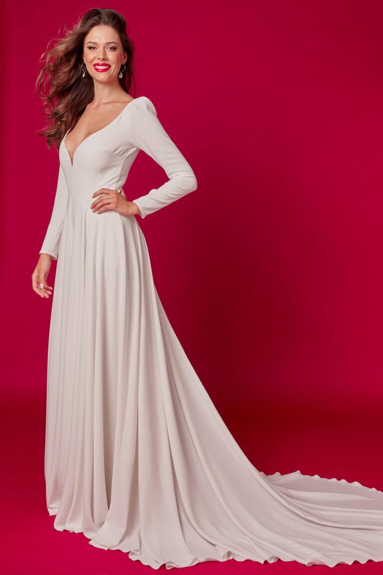 Suknia z długimi rękawami, dekoltem w serek i długim trenem.