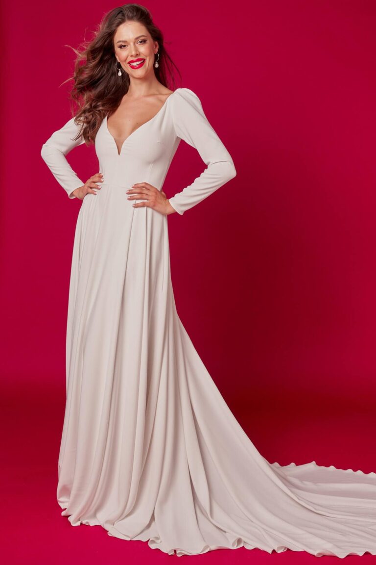Suknia ślubna z długimi rękawami i głębokim dekoltem oraz długim trenem.