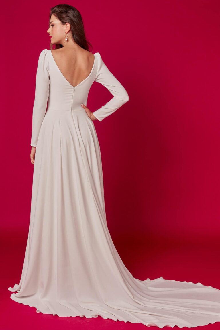 Suknia ślubna z długimi rękawami i odkrytymi plecami, z trenem.