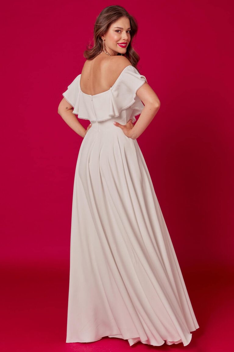 Suknia z odkrytymi plecami i falbanami na ramionach.