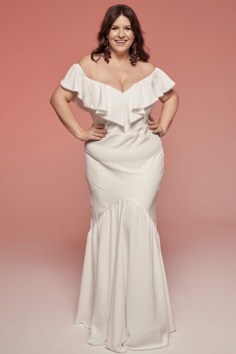 Suknia z odkrytymi ramionami i dopasowanym dołem w kształcie rybki.