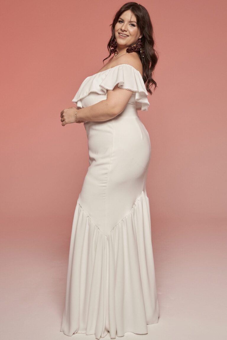 Suknia ślubna z odkrytymi ramionami i rozkloszowanym dołem.