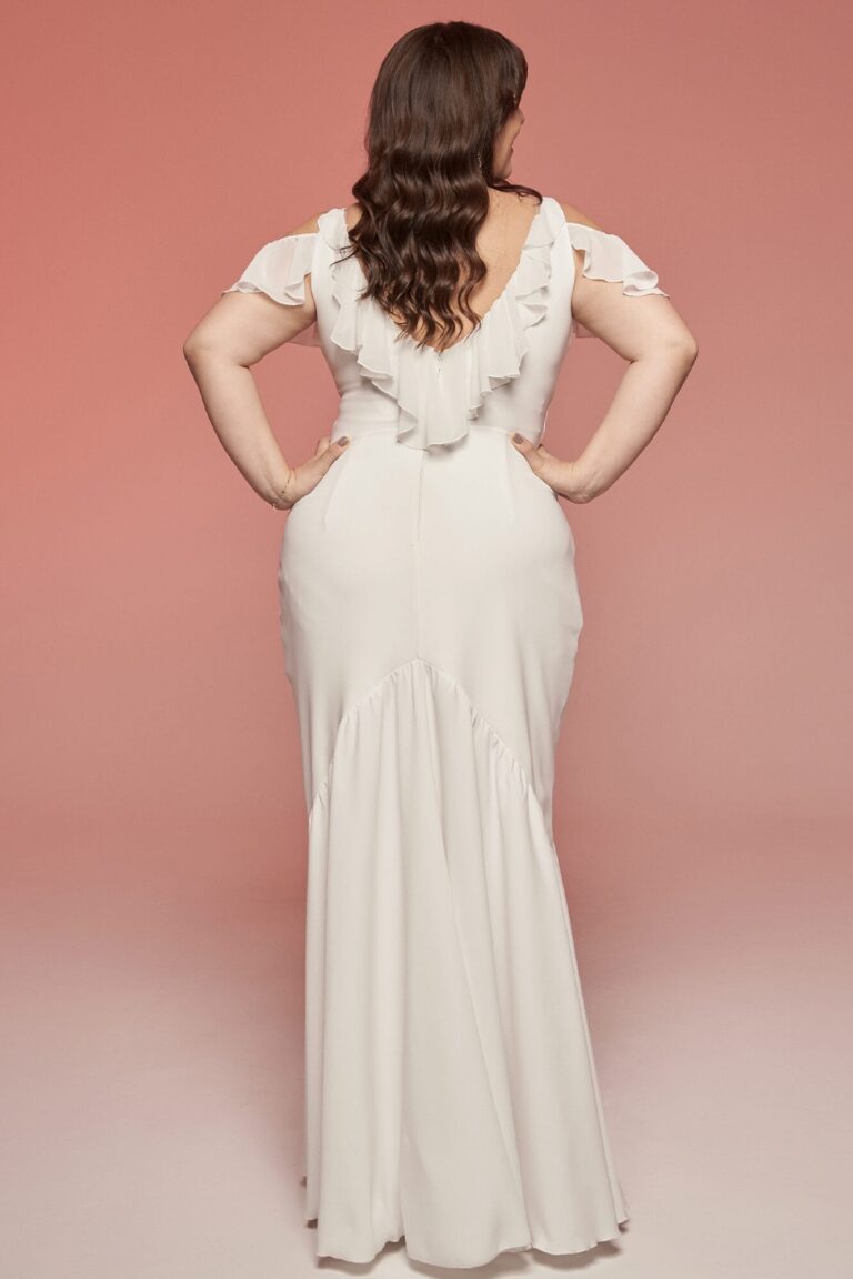 Suknia z odkrytymi plecami i rozkloszowanym dołem.