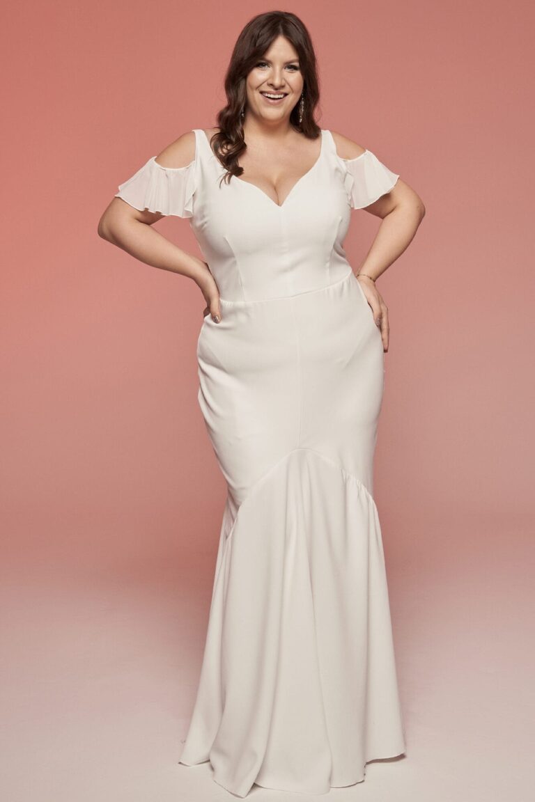 Suknia z dekoltem w serek i krótkimi rękawami, dopasowana do sylwetki.