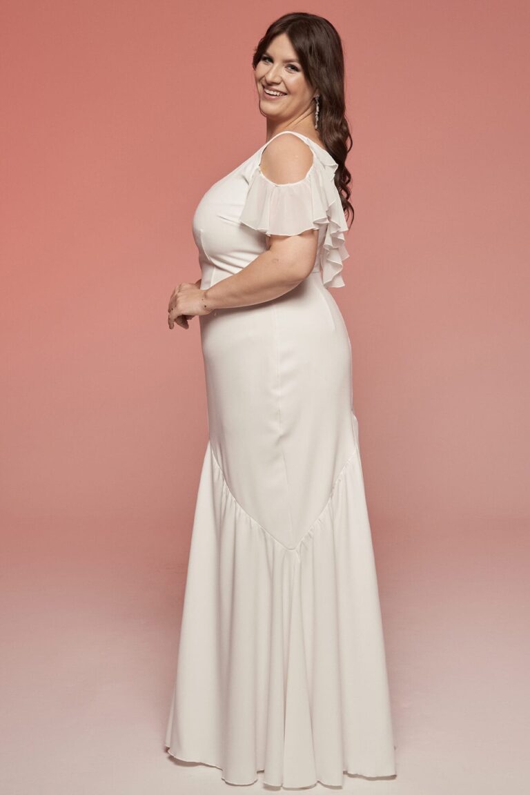 Suknia ślubna z odkrytymi ramionami i dopasowanym krojem do kolan.