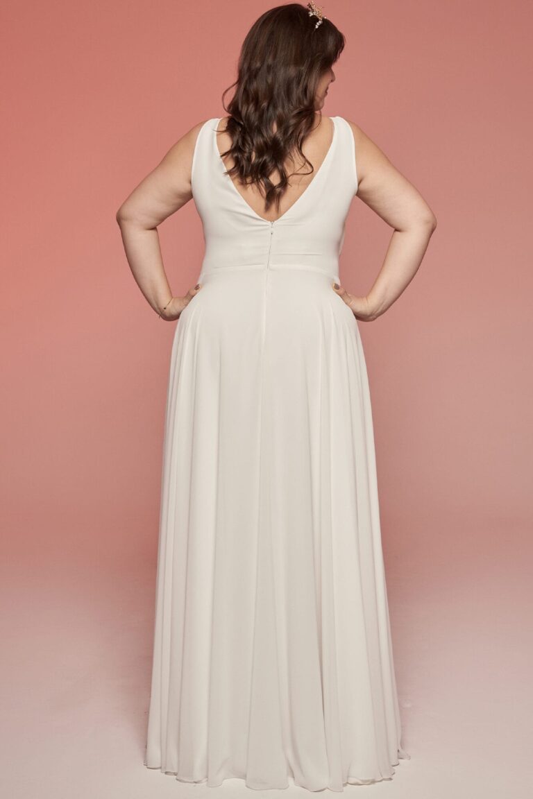 Suknia z odkrytymi plecami i długim, prostym krojem.