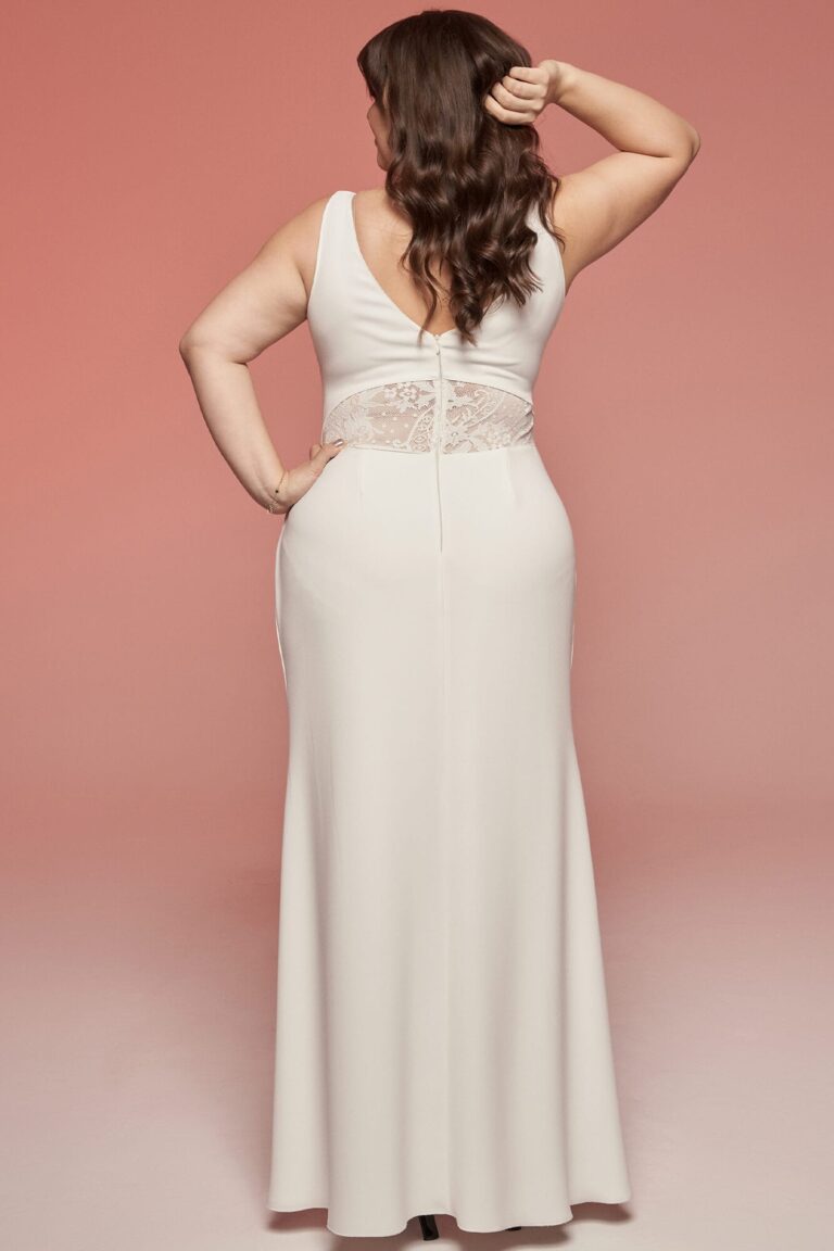 Suknia z odkrytymi plecami i rozkloszowanym dołem, widok z tyłu.