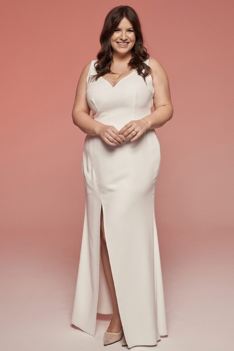 Suknia z dekoltem w serek i rozcięciem z przodu.