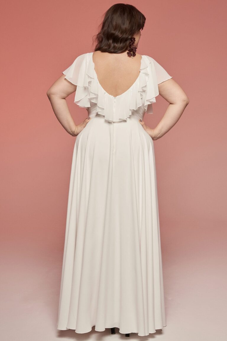 Suknia z odkrytymi plecami i falbaniastymi rękawami w kolorze białym.