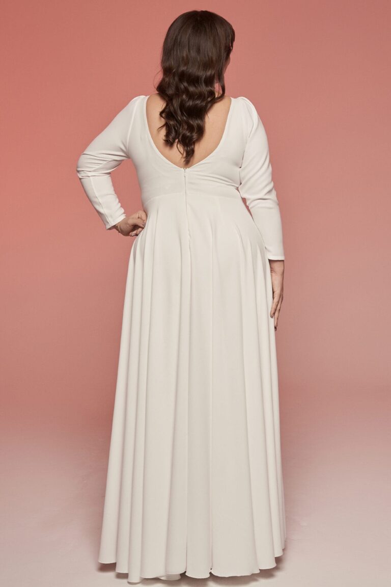 Suknia z odkrytymi plecami, długimi rękawami i rozkloszowanym dołem.