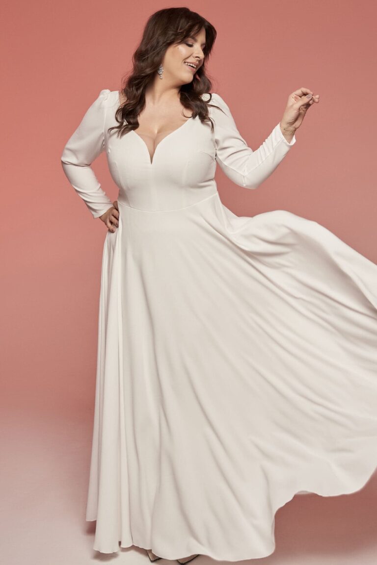 Suknia z długimi rękawami i dekoltem w kształcie litery V.
