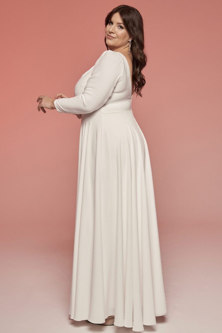 Suknia z długimi rękawami i rozkloszowanym dołem w kolorze białym.