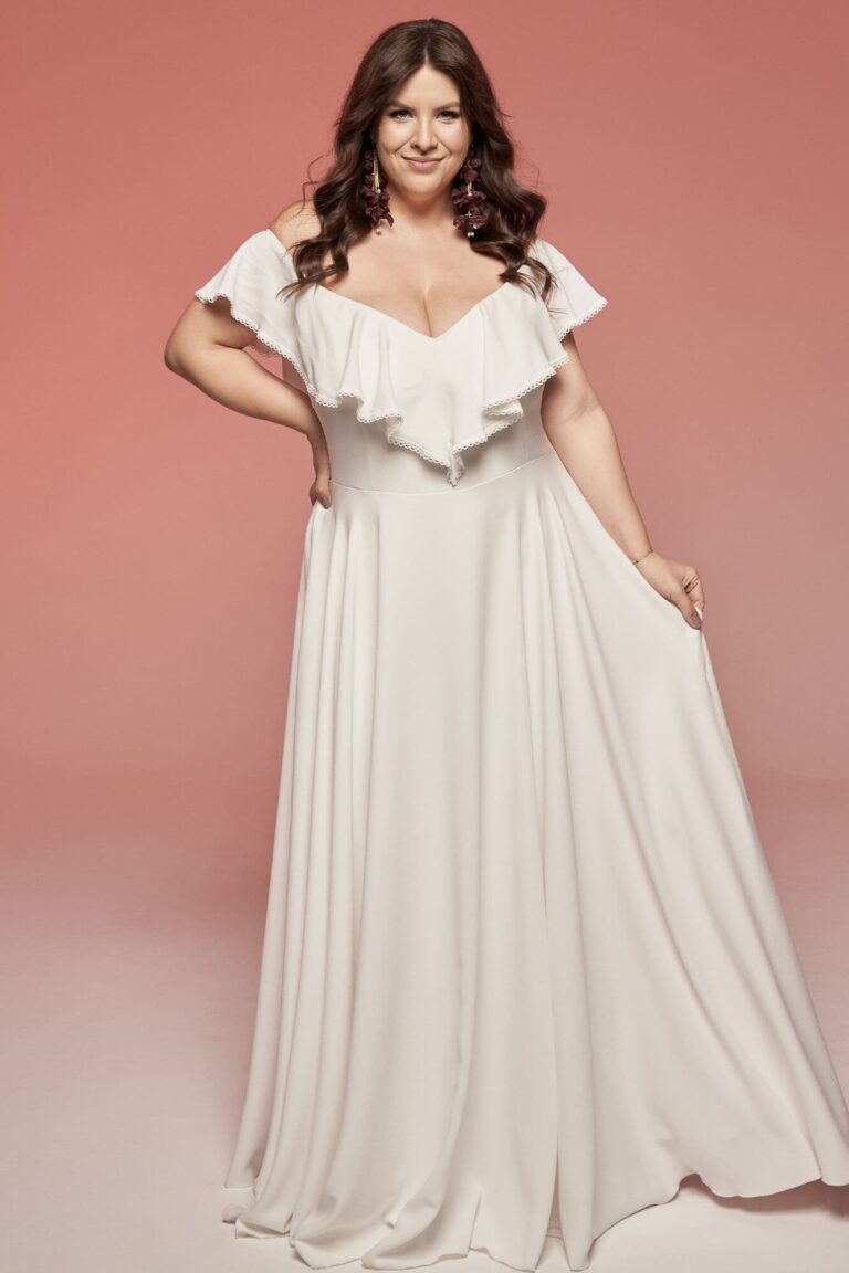 Suknia z odkrytymi ramionami i falbaniastym dekoltem w jasnym kolorze.