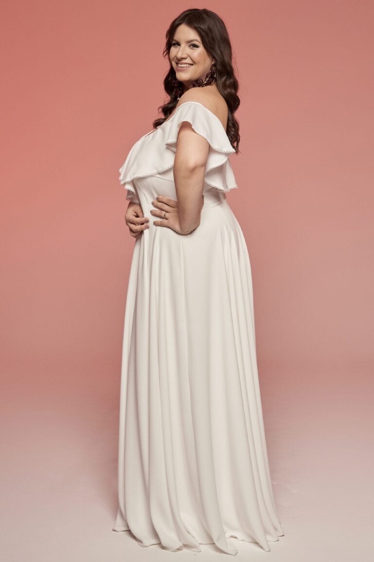 Suknia z odkrytymi ramionami i długim, luźnym krojem.