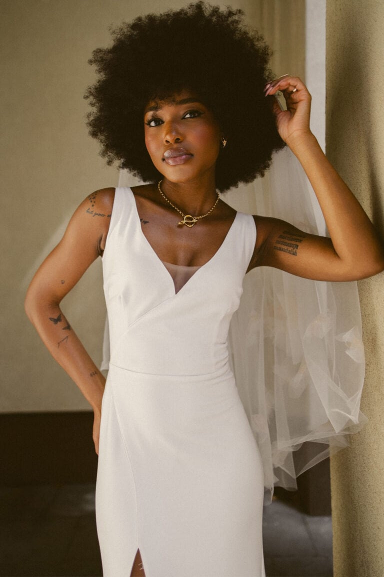 Suknia z dekoltem w serek i rozcięciem z przodu.