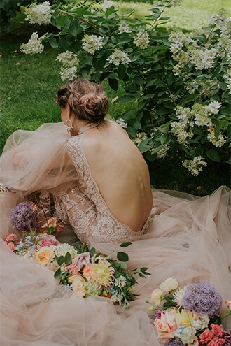 Romantyczna suknia bez pleców​ odkrywająca caaałe plecy, z bufiastymi rękawami i piękną, koronkową stójką do sesji ślubnej