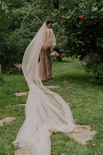 Romantyczna suknia bez pleców​ odkrywająca caaałe plecy, z bufiastymi rękawami i piękną, koronkową stójką do sesji ślubnej