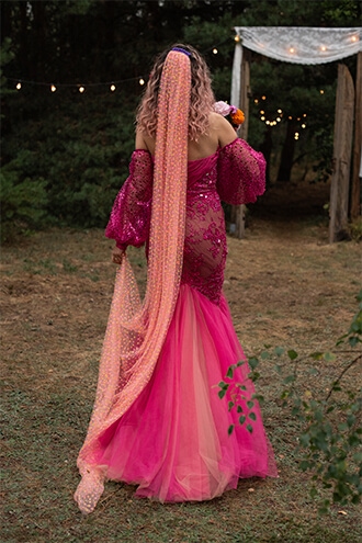 Różowa suknia ślubna​ - rybka z cekinowymi rękawami i tiulowym ogonkiem na ceremonię ślubną​